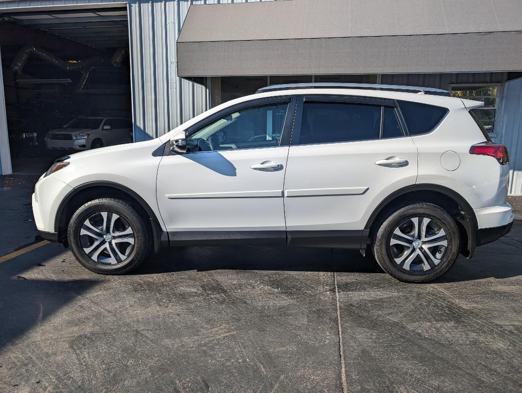 2017 Toyota RAV4 LE's photo